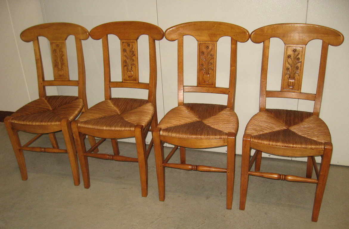Stühle, vier Stück, honigfarbenes Nussbaum, antiker Stil, ohne Sitzflächen aus Stroh